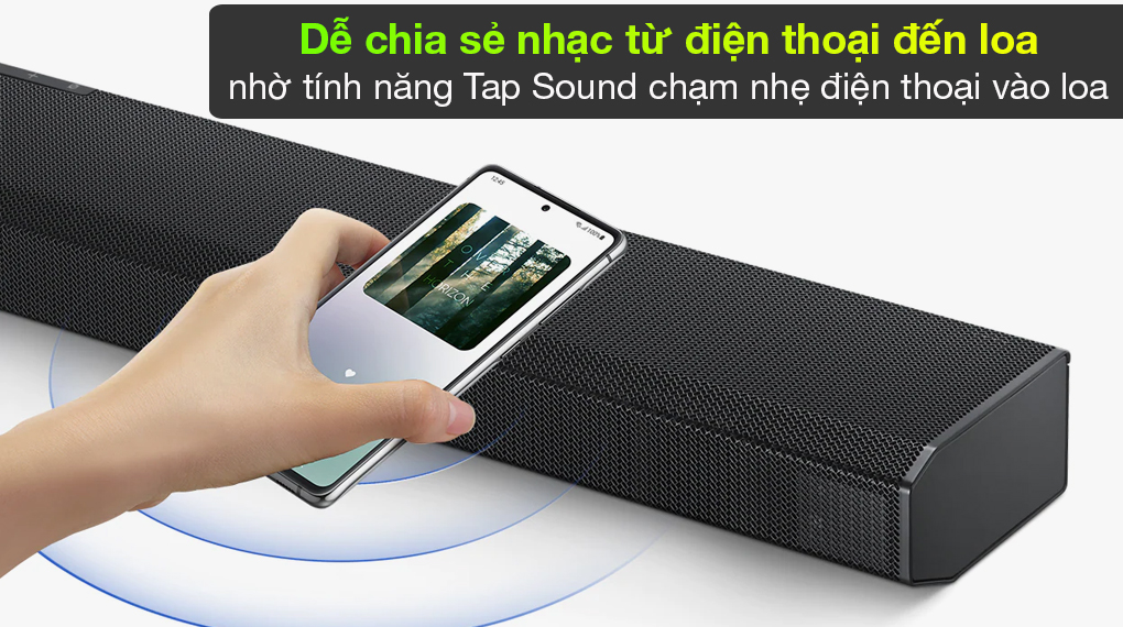 Loa thanh Samsung HW-Q700 sở hữu tính năng Tap Sound giúp bạn chỉ cần chạm nhẹ vào điện thoại là âm thanh được kích hoạt trên loa