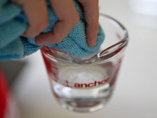 Cách lau màn hình tivi bằng giấm