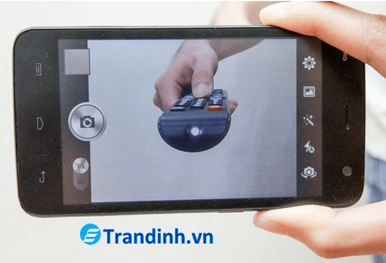 Tivi Sony không nhận điều khiển | Nguyên nhân | Cách sửa lỗi 4 Bước 3: Sử dụng điện thoại kiểm tra remote hồng ngoại