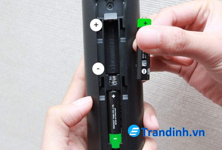 Tivi Sony không nhận điều khiển | Nguyên nhân | Cách sửa lỗi 2 Bước 1: Kiểm tra lắp pin hoặc thay pin remote