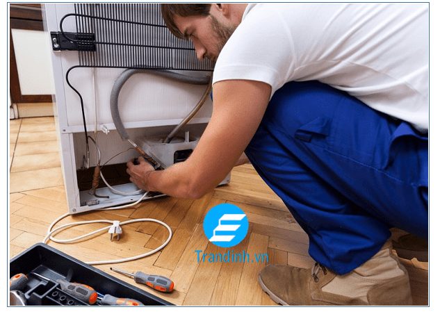 Tủ lạnh chảy nước ra sàn từ khay nước phía sau tủ