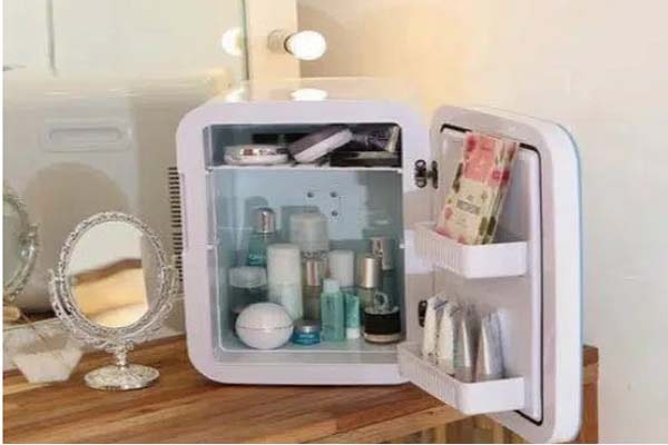 Tủ lạnh đựng mỹ phẩm là gì? Có tốt không? Nên mua loại nào? 9 4. Tủ lạnh để mỹ phẩm Huyndai
