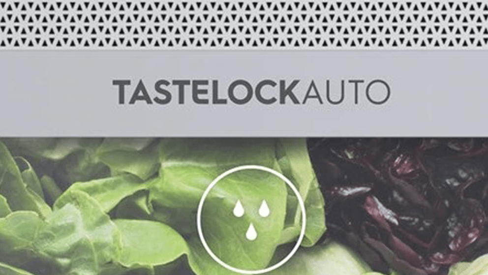8. Ngăn rau củ TasteLockAuto trên tủ lạnh Electrolux EBB3442K kéo dài thời gian bảo quản