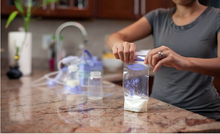 Tủ lạnh trữ sữa có tốt không? Bí quyết bảo quản sữa mẹ trong tủ lạnh 4 Hướng dẫn rã đông, làm ấm sữa trong tủ lạnh