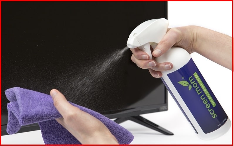 Cách vệ sinh màn hình tivi đúng cách, lưu ý quan trọng 4 Xịt trực tiếp hóa chất vào màn hình tivi