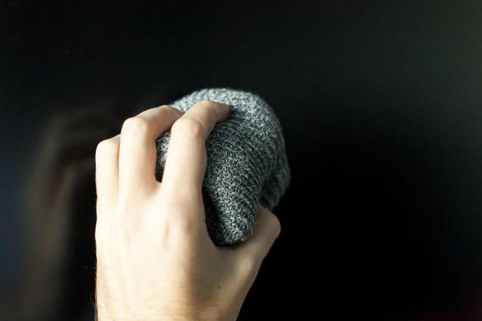 Cách vệ sinh màn hình tivi đúng cách, lưu ý quan trọng 6 Thao tác lau quá mạnh