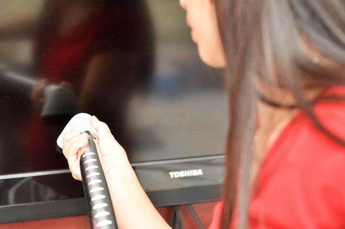 Cách vệ sinh màn hình tivi đúng cách, lưu ý quan trọng 7 Dùng máy hút không đúng cách