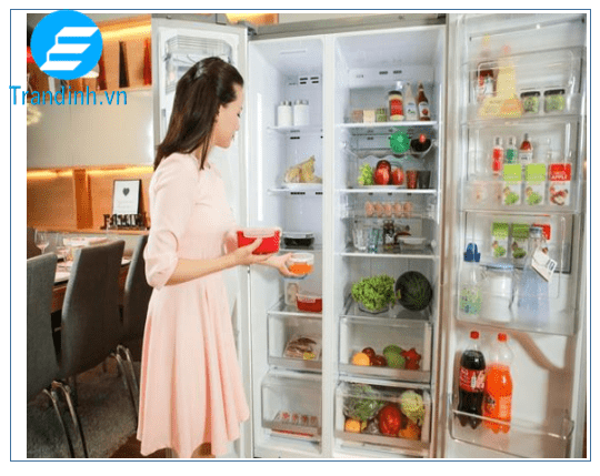 Lấy toàn bộ thực phẩm ra khỏi tủ