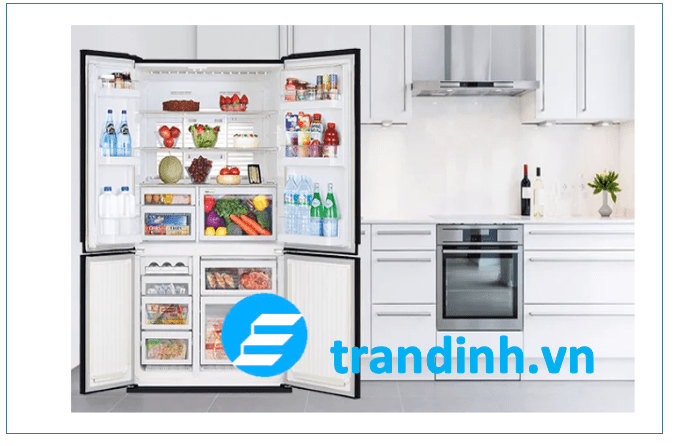 Lau chùi lần lượt từng ngăn tủ