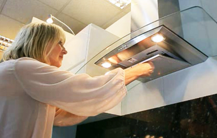 Vì sao nên mua máy hút mùi? 6 5. Dễ sử dụng, dễ vệ sinh với thiết kế thông minh