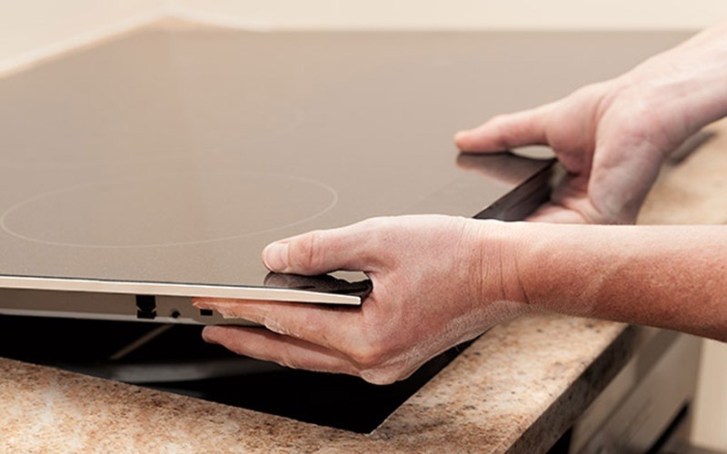 Cách lắp đặt bếp từ Faster chi tiết từ chuyên gia【Hướng dẫn】 4 3. Đặt bếp từ vào đúng vị trí đã khoét