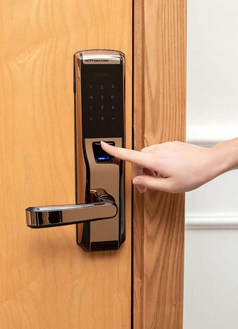 Cách phân biệt các loại khoá điện tử thông minh | Mẹo Vàng 1 1. Khoá điện tử vân tay.