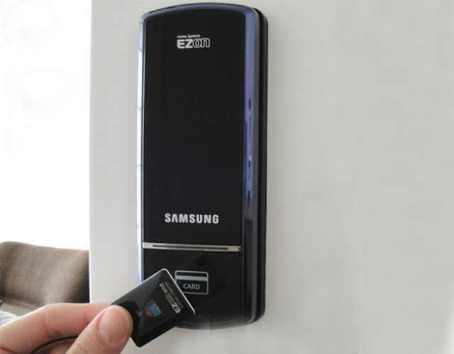 Cách phân biệt các loại khoá điện tử thông minh | Mẹo Vàng 2 2. Khoá cửa điện tử thẻ từ.