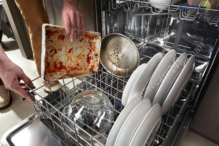 Nên quay mặt đĩa, chén bẩn vào hướng vòi phun