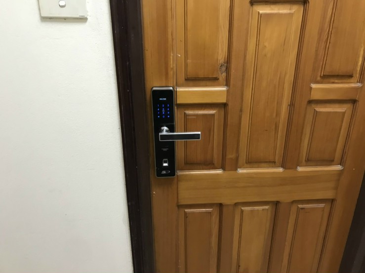 Khoá cửa vân tay cổ điển 5A DK6000 14 6. Hình ảnh lắp đặt thực tế của khoá cửa 5asystems.