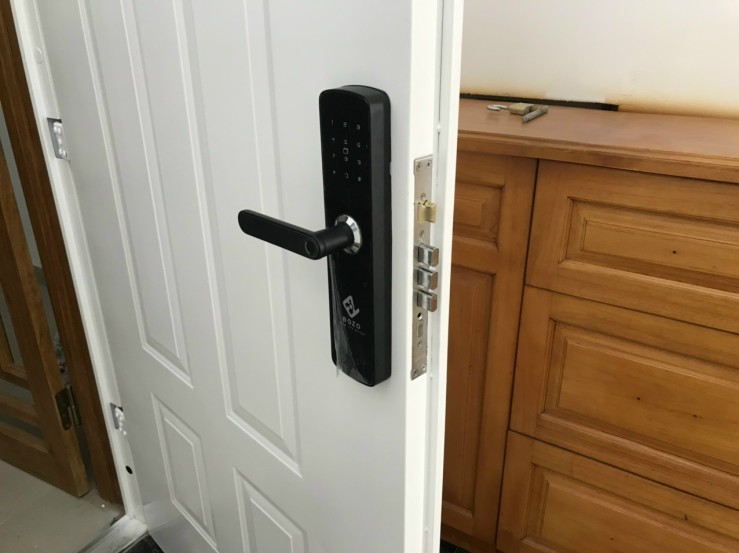 Khoá cửa vân tay cổ điển 5A DK6000 13 6. Hình ảnh lắp đặt thực tế của khoá cửa 5asystems.