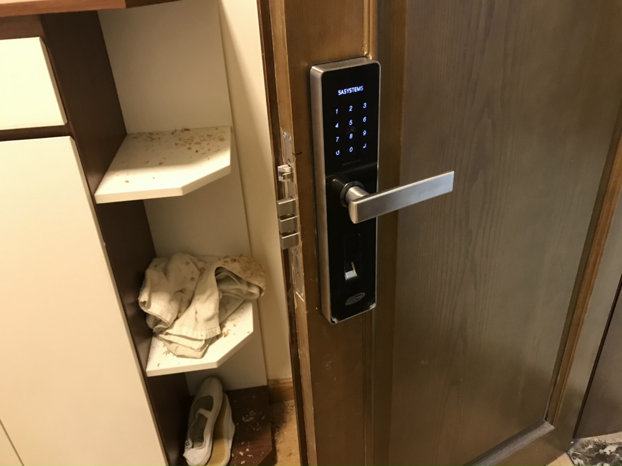 Khoá cửa vân tay cổ điển 5A DK6000 12 6. Hình ảnh lắp đặt thực tế của khoá cửa 5asystems.