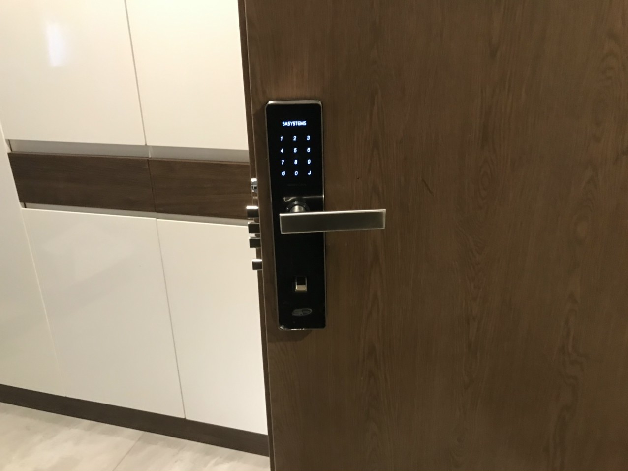 Khoá cửa vân tay cổ điển 5A DK6000 10 6. Hình ảnh lắp đặt thực tế của khoá cửa 5asystems.