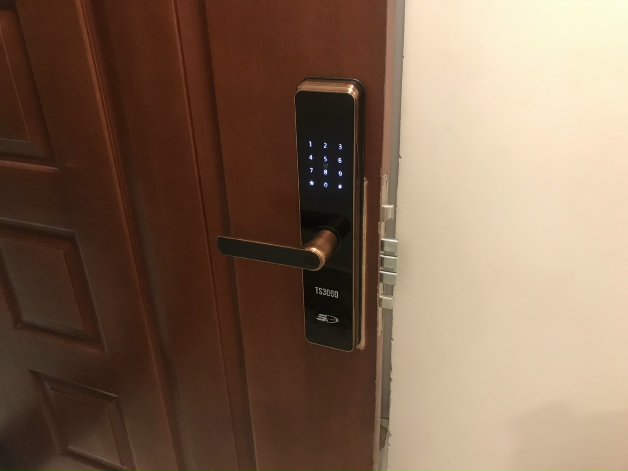 Khoá cửa vân tay cổ điển 5A DK6000 9 6. Hình ảnh lắp đặt thực tế của khoá cửa 5asystems.