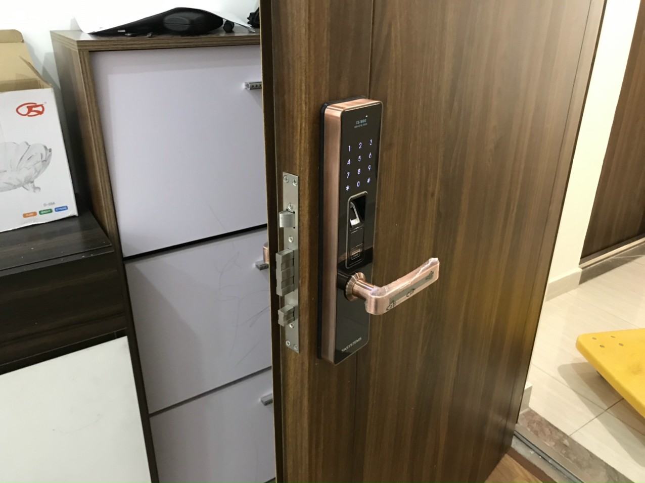 Khoá cửa vân tay cổ điển 5A DK6000 8 6. Hình ảnh lắp đặt thực tế của khoá cửa 5asystems.