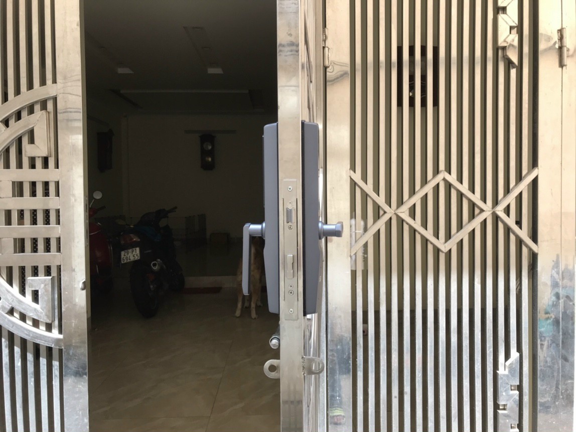 Khoá cửa vân tay cổ điển 5A DK6000 7 6. Hình ảnh lắp đặt thực tế của khoá cửa 5asystems.