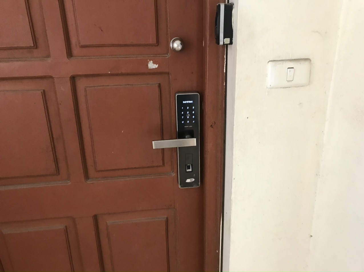 Khoá cửa vân tay cổ điển 5A DK6000 6 6. Hình ảnh lắp đặt thực tế của khoá cửa 5asystems.