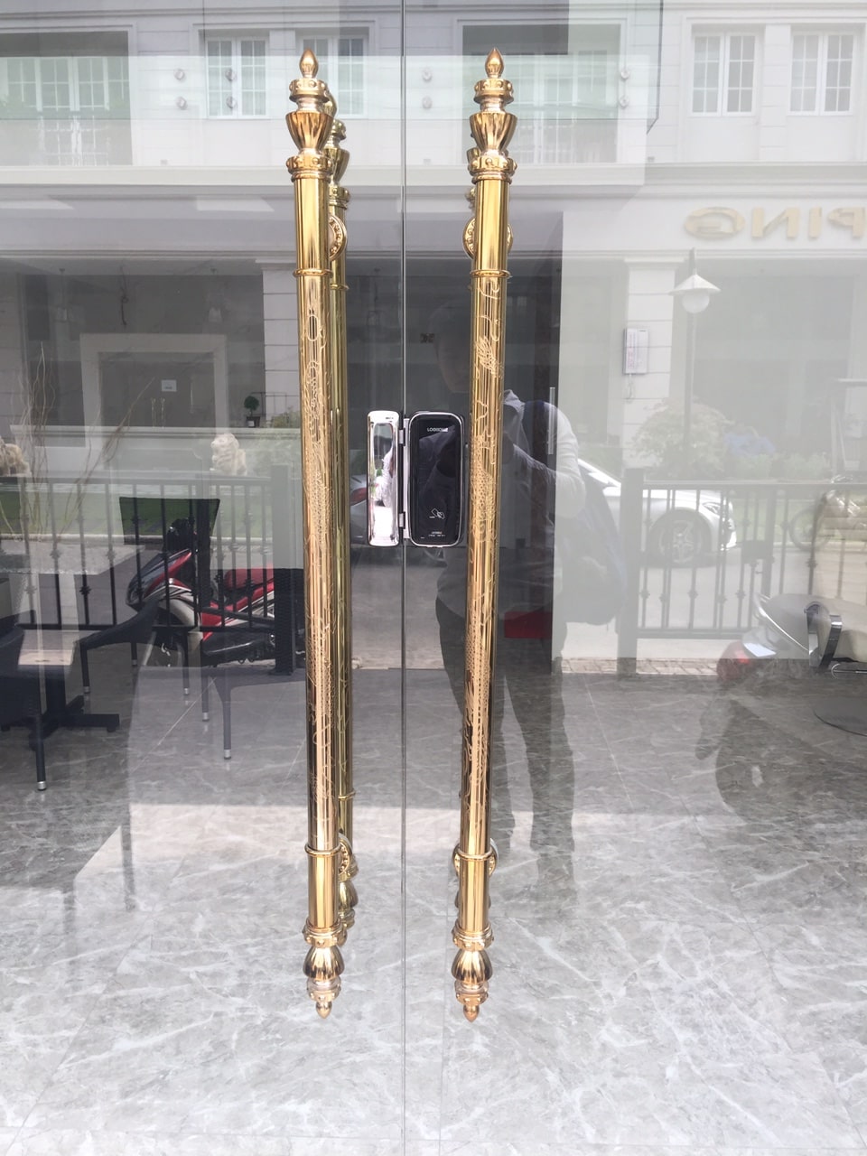 Khóa cửa kính Evernet LH300GS - Mã số, thẻ từ 7 5. Lắp đặt khoá cửa LH300-GS cho nhiều kiến trúc nhà