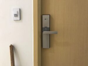 Khóa cửa điện tử 5asystem 5A SK06 - Vân tay, mã số, thẻ từ 4 Khoá vân tay 5A SK06 thích hợp lắp đặt cho cửa gỗ trên nhiều kiến trúc nhà