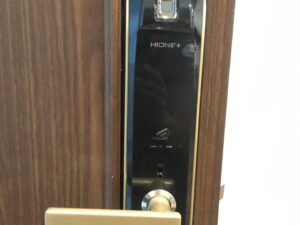 Khóa cửa vân tay Hione H-5290 4 5. Hình ảnh lắp đặt khóa cửa vân tay Hione H-5290