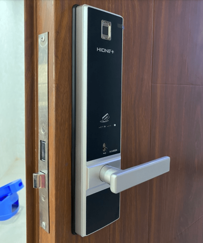 Khóa cửa vân tay Hione H-5490SK 8 6. Hình ảnh lắp đặt thực tế khóa cửa vân tay Hione H-5490SK