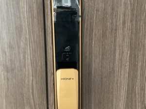 Khóa cửa vân tay Hione H-7090 4 5. Hình ảnh lắp đặt thực tế khóa cửa vân tay Hione H-7090