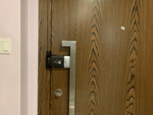 Khóa cửa vân tay không tay cầm Hione M-1190 4 7. Hình ảnh lắp đặt thực tế khóa vân tay Hione M-1190