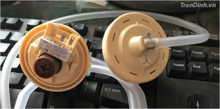 Phao áp lực của máy bị kẹt tiếp điểm