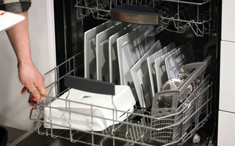 Một số sự cố thường gặp của máy rửa bát Hafele【CÁCH XỬ LÝ】 3 Họa tiết trang trí trên dụng cụ nhà bếp bị xóa hoàn toàn.