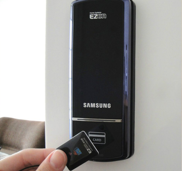 Có nên sử dụng khoá điện tử thẻ từ cho khách sạn không ? 4 2. Lợi ích khi lắp khoá điện tử thẻ từ cho khách sạn.