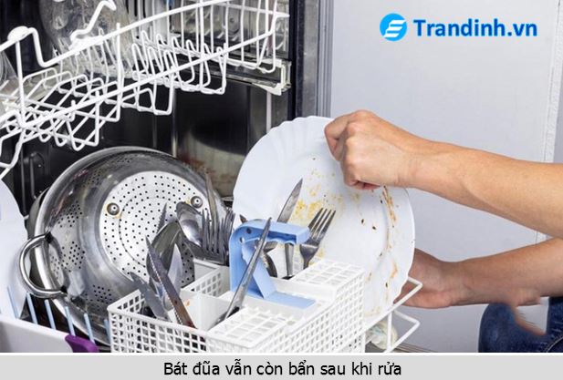 Bát đũa vẫn còn vết bẩn sau khi rửa máy rửa bát Canzy