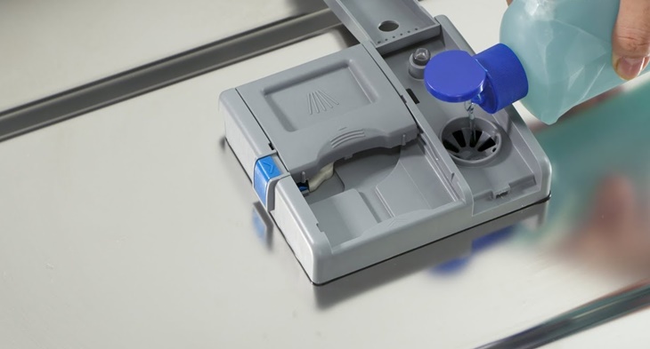 Hướng dẫn sử dụng máy rửa bát Siemens 【Xem thêm】 3 Bước 3: Đổ chất tẩy rửa chuyên dụng