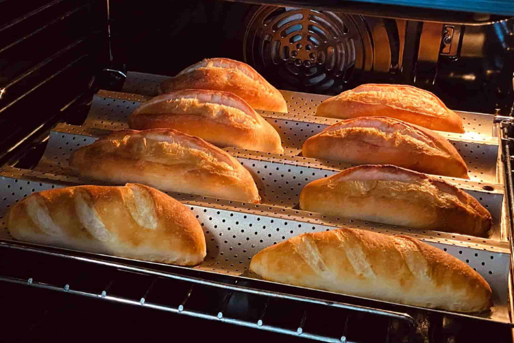 Cách nướng bánh mì bằng lò vi sóng đơn giản tại nhà 7 Nướng bánh ở nhiệt độ khoảng 220 độ C trong vòng 15 - 20 phút