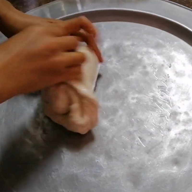 Cách nướng bánh mì bằng lò vi sóng đơn giản tại nhà 4 Nhào bột