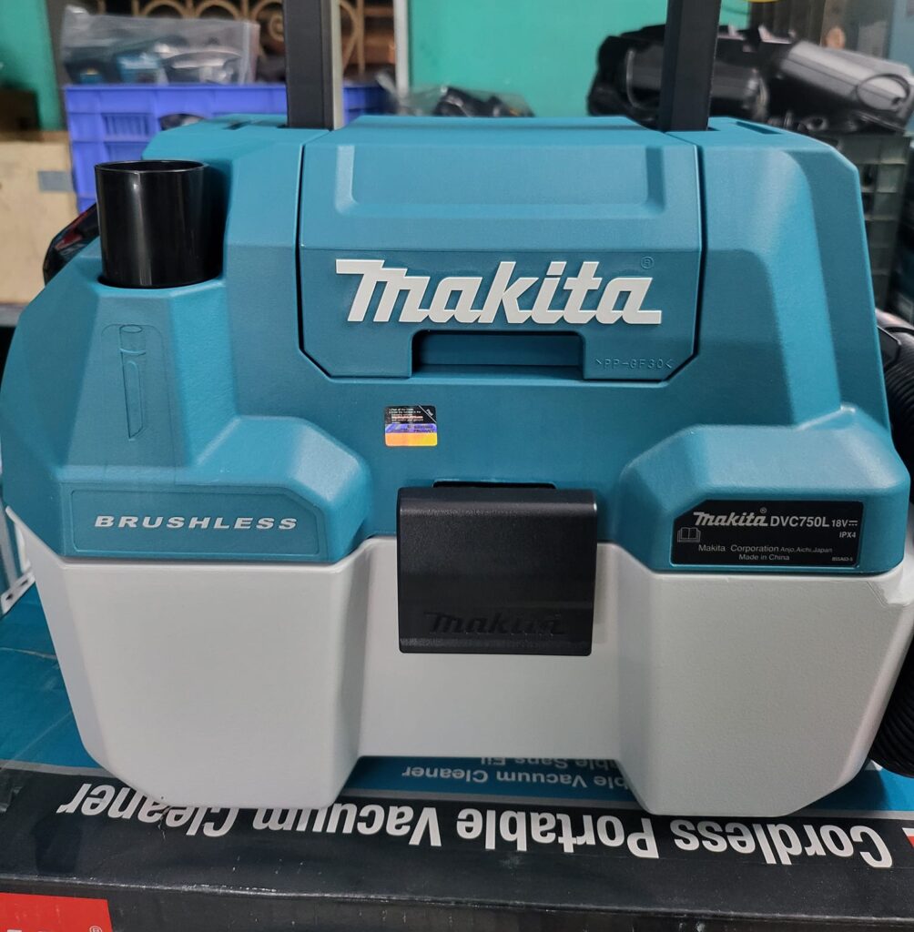 Máy hút bụi dùng pin và điện Makita DVC150LZ 1 chung toi luon co san may hut bui makita trong kho 1 e1697525546659