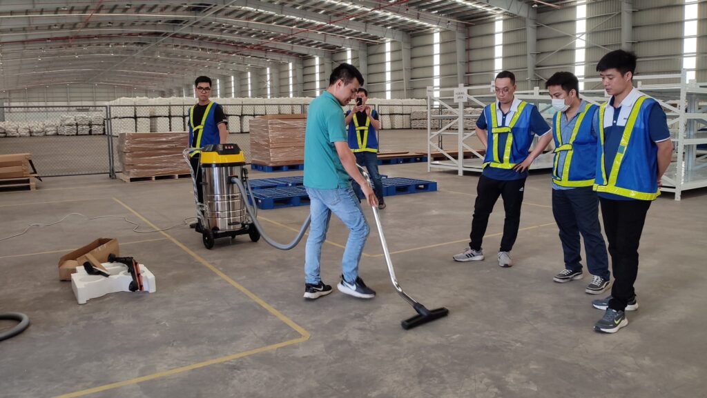 hinh anh ban giao lap dat may hut bui nuoc cong nghiep cho nha xuong 4