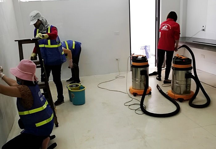 Hướng dẫn sử dụng máy hút bụi công nghiệp 2 Tiến hành hút bụi