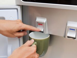 Cây nước nóng lạnh Kangaroo KG40N 600W 2 Nhấn vào nút có vạch màu đỏ để lấy nước nóng